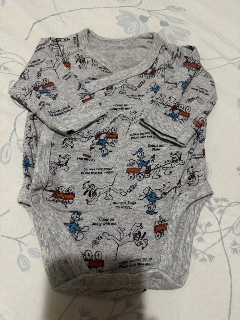 ⭐️Uniqlo Baby Donald Duck Sidesnap Long Sleeve Bodysuit (Size: 0-3M)